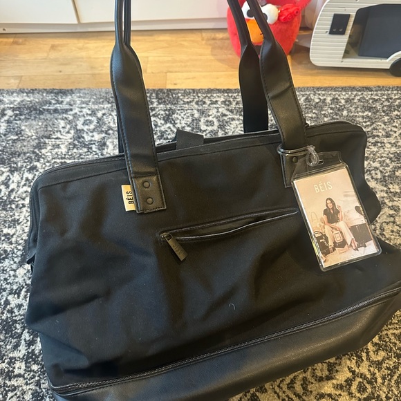 Like new beis weekender bag. Selling because I don’t use it. - Picture 2 of 5